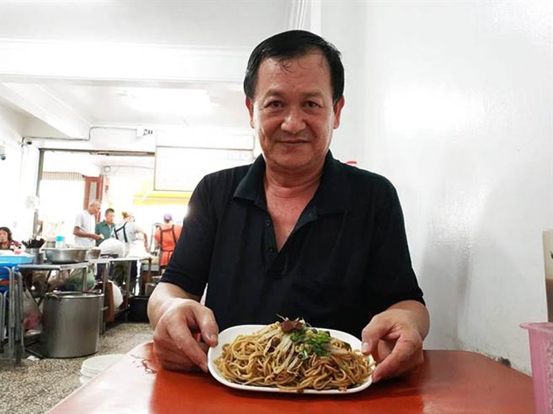 吳家豬血湯的炒麵俗擱大碗。(曹明正攝)
