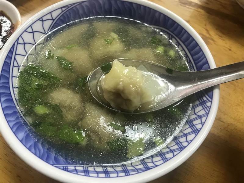 新竹好吃麵的餛飩湯是每天現包現煮,配上大骨熬製的湯頭,讓人一吃上癮。(陳育賢攝)