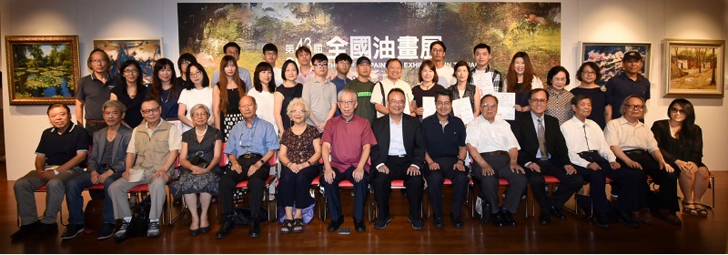 開幕典禮貴賓合影-前排左起曾孝德、臺灣中部美術協會廖本生理事長、賴武雄教授、林顯宗老師伉儷、張淑美教授、梁永斐館長、蕭宗煌政務次長、李明賢董事長、吳榮隆榮譽理事長、蘇憲法理事長、沈國仁教授、黃啟芳老師、陳香伶教授(圖/國父紀念館)