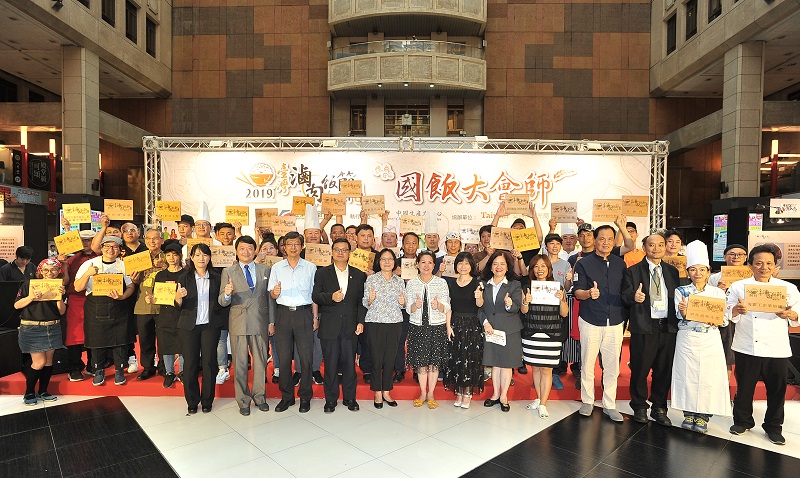 「經濟部2019臺灣滷肉飯節」-「國飯大會師」8月13-14日,為期二天在臺北車站一樓廣場盛大展開,匯集全臺50家各地滷肉飯等業者大合照。