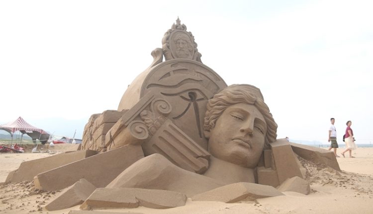 福隆國際沙雕藝術季國際組比賽，來自中國的張作，以「柏拉圖理想城邦的陷落」為名的沙雕作品獲得本屆的第二名。（季志翔攝）