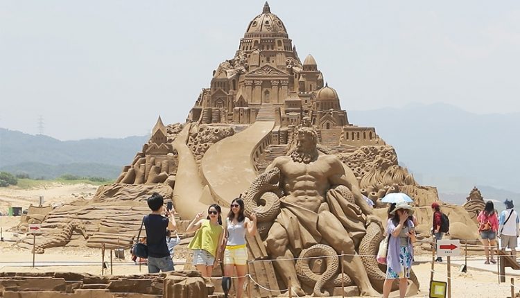 2019福隆國際沙雕藝術季從4月19日到8月25日，以「穿越小鎮尋找亞特蘭提斯」為主題，邀請25位國內外沙雕藝術家齊力在福隆海水浴場沙灘創作。（季志翔攝）