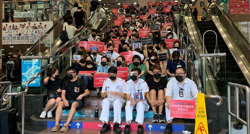 伊利沙伯醫院有逾200名醫護人員於D座地下大廳聚集。(取自東網)