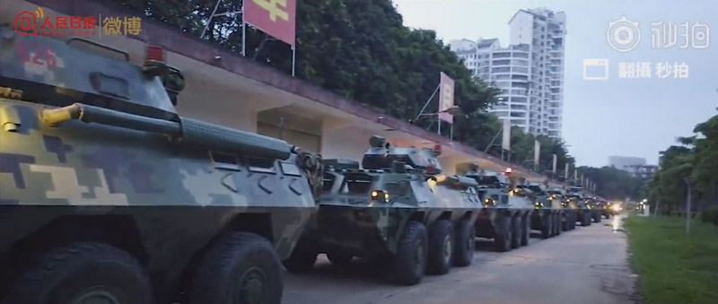 武警車隊在深圳集結。(取自秒拍)