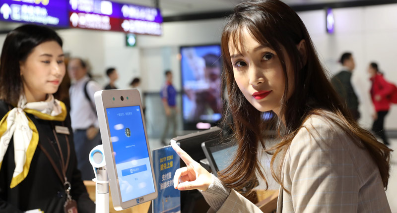 4月1日,顧客在香港國際機場試驗支付寶「刷臉支付」。(新華社)