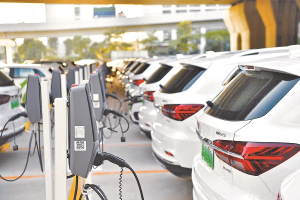 廣州南站新能源車充電車位。 (新華社資料照片)