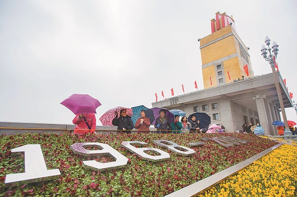 建成於1968年的南京長江大橋,是長江上第一座由大陸自行設計和建造的特大型公鐵兩用橋樑。(中新社資料照片)