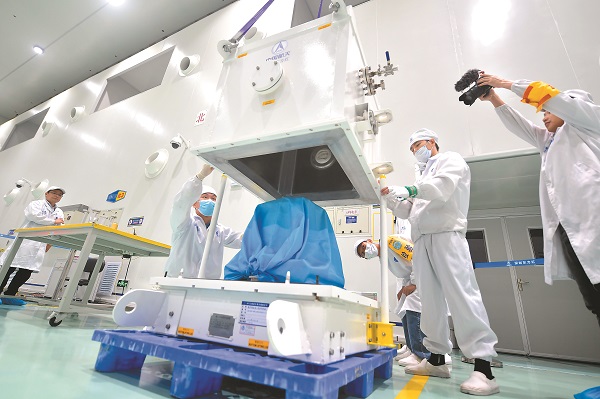 日前工作人員在深圳將冰路衛星包裝入箱。(中新社)