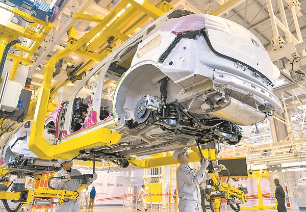 廣汽乘用車新疆分公司員工在生產線上進行組裝。 (中新社資料照片)