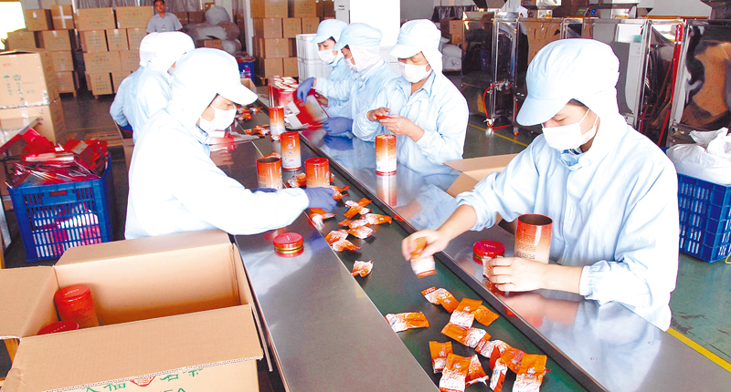 福建省漳浦縣的台企漳州天福茶業有限公司工人正在包裝天福茗茶。(中新社資料照片)
