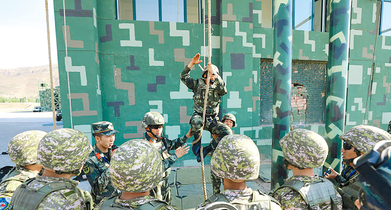 中方隊員進行教學示範。(取自央廣軍事)