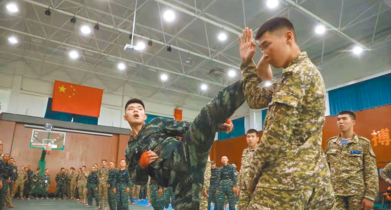 雙方隊員切磋交流。(取自央廣軍事)