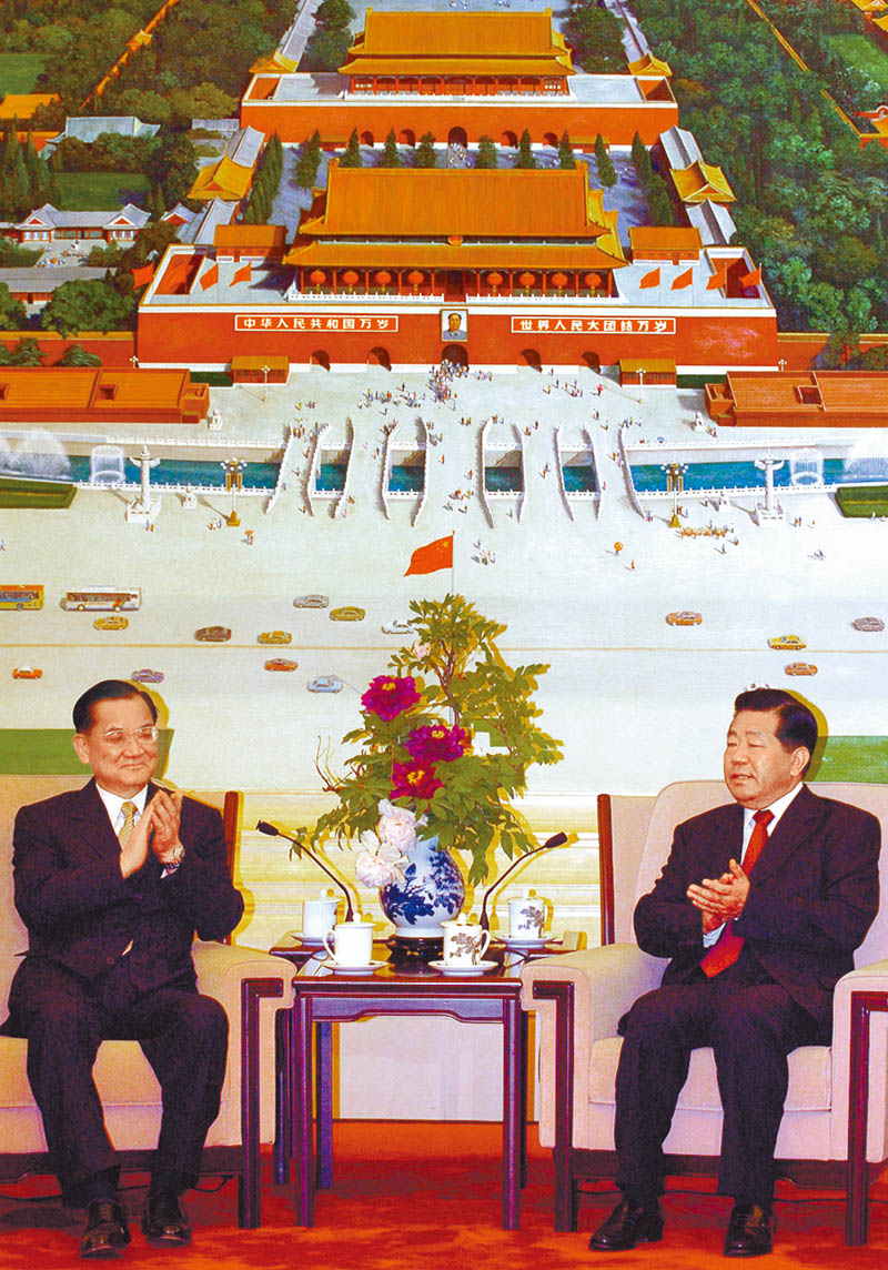 2005年4月28日,時任大陸政協主席賈慶林(右)會見時認國民黨黨主席連戰,兩人在天安門照片前會談兩岸前景。(本報系資料照片)