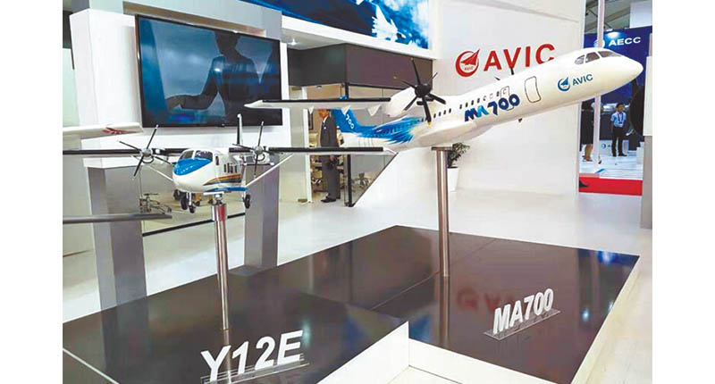 中國航空工業集團有限公司在2019莫斯科航展上展出的「新舟」700客機(右)和運12E通用飛機(左)等航空產品模型。(取自環球網)