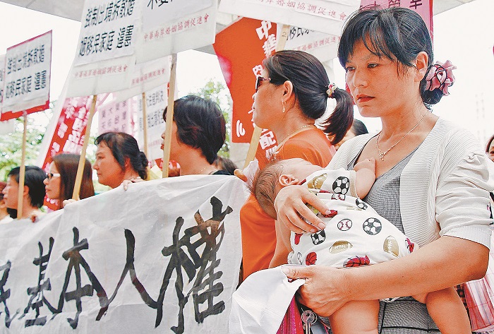 多位陸配至移民署抗議,要求反歧視、護人權,縮短取得身分證年限。(本報系資料照片)