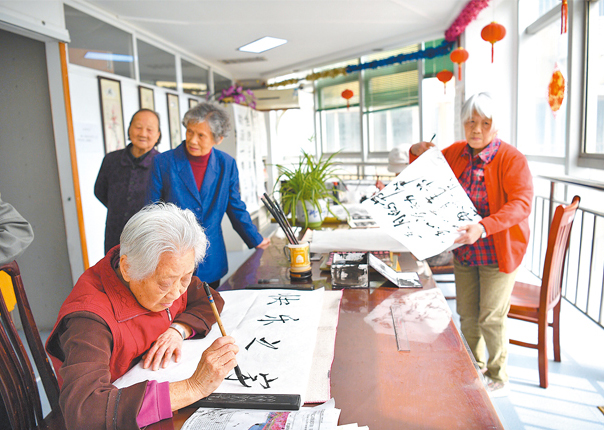 4月19日,江蘇省南京市玄武區老年公寓老人們在練習書法。(新華社)