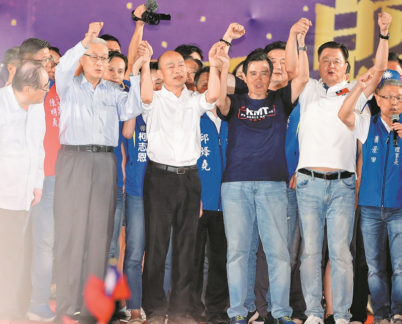 韓國瑜(左二)8日造勢,在國民黨主席吳敦義(左起)、前總統馬英九及前新北市長周錫瑋陪同下出席晚會。(本報系記者鄭任南攝)