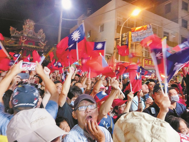 前國民黨主席洪秀柱參選台南市第6選區立委造勢,現場大批支持者揮舞國旗高喊「韓國瑜凍蒜、柱柱姐凍蒜」。(本報系記者曹婷婷攝)