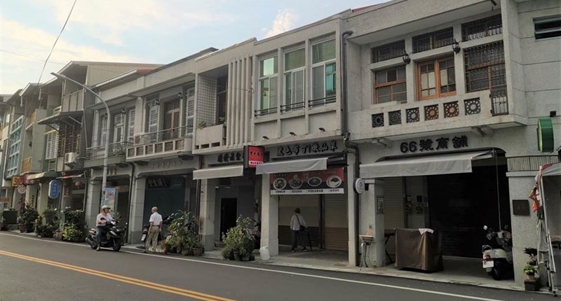 玉井老街老屋立面修繕後,可以看到店家露台窗花古色古香。(劉秀芬攝)