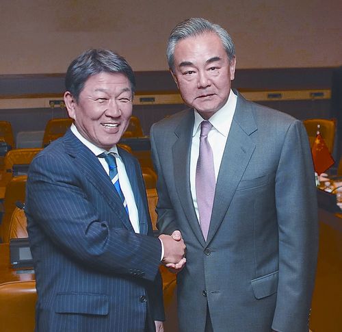 9月26日,大陸外長王毅(右)在紐約出席聯合國大會期間會見日本外相茂木敏充(左)。(中新社)