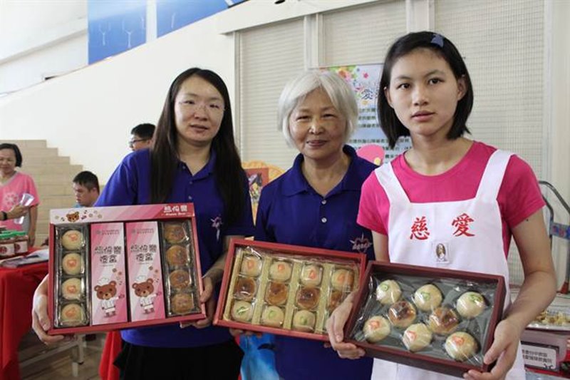 慈愛教養院烘培坊在烘培老師吳碧霞的指導下,蛋黃酥、小月餅、手工餅乾,都以紮實做工、真材實料,贏得好口碑。(吳敏菁攝)