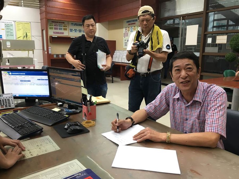 林國慶(前)到嘉義地檢署遞狀告發陳明文涉嫌貪汙、洗錢防制等罪。(廖素慧攝)