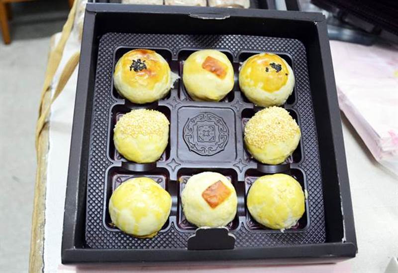 膳工坊月餅用料實在,10餘年來已累積不少忠實客戶。(林和生攝)