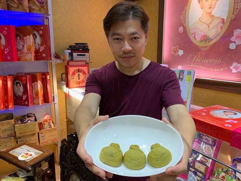 土城老字號喜餅店「禮莊食品」今年推出「抹茶香柚酥」,餅皮添加抹茶粉和柚子皮,呈現半透明的天然綠色,一口咬下香濃的柚子香蔓延口中,每口都吃到滿滿果肉。(許哲瑗攝)