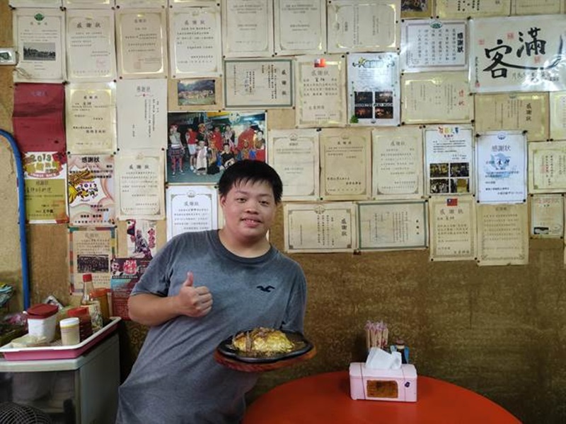 食神日式料理店炒飯菜單就有近50種類,成了學生喜愛光顧的地方。(林雅惠攝)