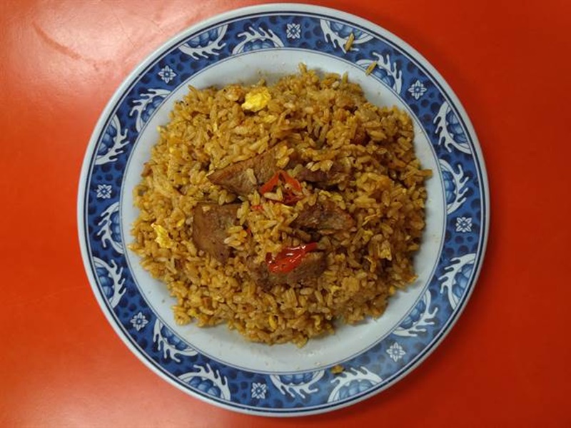 辣個半死燒肉炒飯這道隱藏版炒飯受到顧客喜愛,成為店內暢銷的美食炒飯。(林雅惠攝)
