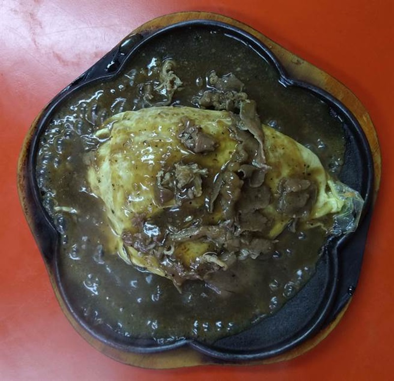 板燒牛肉蛋包飯,先將炒飯料理好後,再放置鐵板燒上,淋上牛肉及醬汁,讓人就像在吃牛排一樣的享用蛋包飯美食。(林雅惠攝)