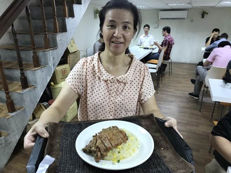 新北市板橋區區運路上的雙龍炒飯找來前鼎泰豐師傅掌廚,招牌排骨炒飯炒得是粒粒分明、晶瑩飽滿,搭配肉質Q嫩還帶肉汁的滷排骨,香氣撲鼻。(譚宇哲攝)