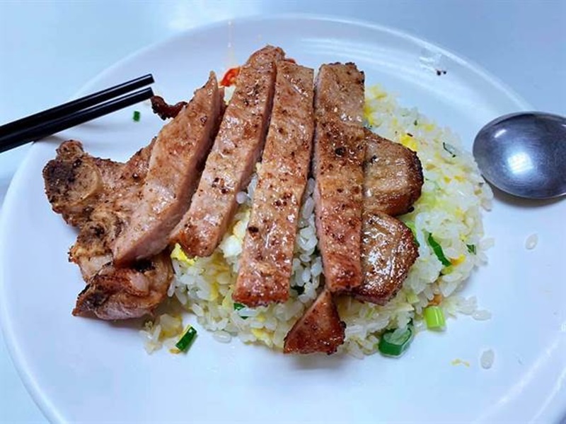 新北市板橋區區運路上的雙龍炒飯找來前鼎泰豐師傅掌廚,招牌排骨炒飯炒得是粒粒分明、晶瑩飽滿,搭配肉質Q嫩還帶肉汁的滷排骨,香氣撲鼻。(譚宇哲攝)