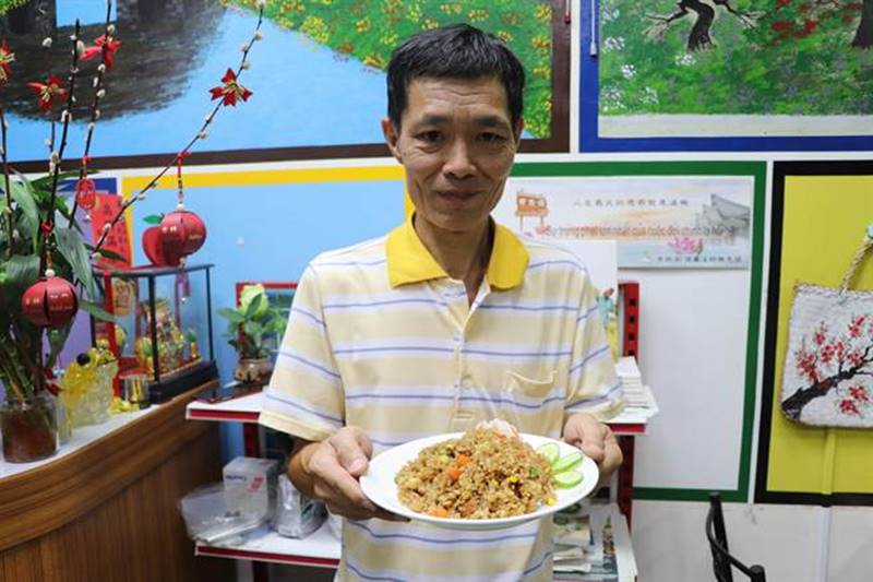 來台19年的越籍新娘阮清快,和丈夫一起在三重區成立「素越美食」餐廳。(吳亮賢攝)