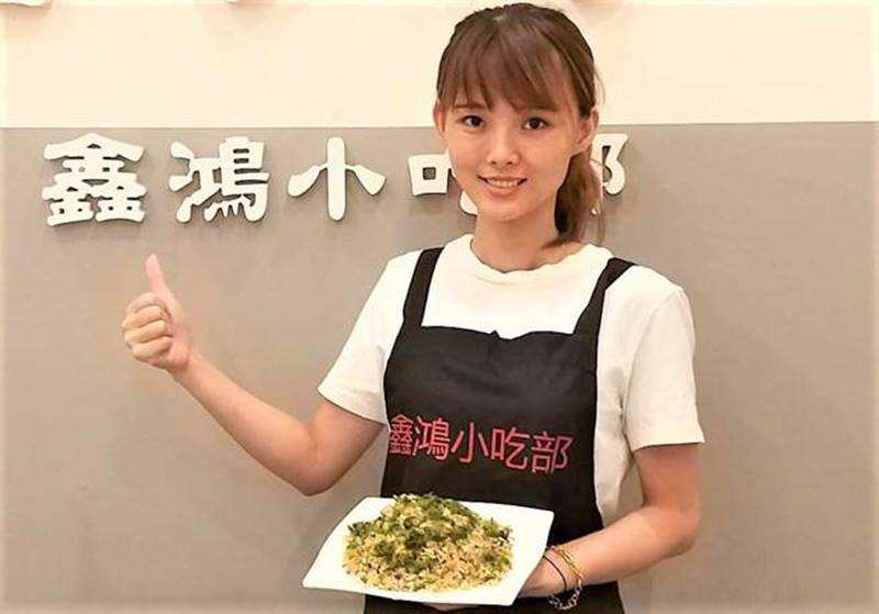 澎湖鑫鴻小吃部客製化限定版「海菜炒飯」好好吃,老闆娘顏鳳鳳邀您來嘗鮮。(陳可文攝)
