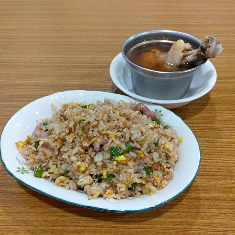 懷舊食堂的料理口味獨特,炒飯加上一碗盅湯,是饕客上門最常點的美味組合。(莊曜聰攝)