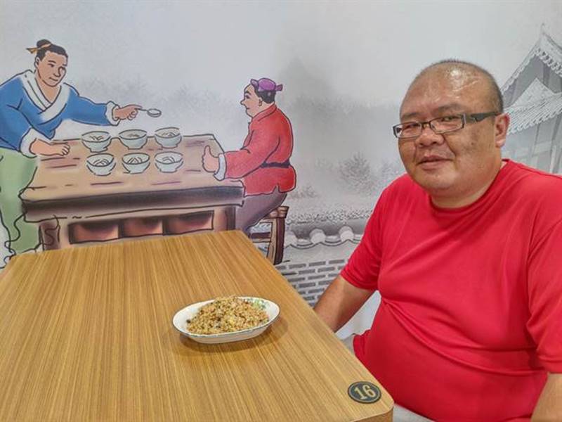懷舊食堂的老闆張獻昌是曾任多家知名飯店主廚,專長為粵式料理,他在故鄉台南新營賣起傳統飯、麵小吃,用特調醬料入菜,口味特別。(莊曜聰攝)