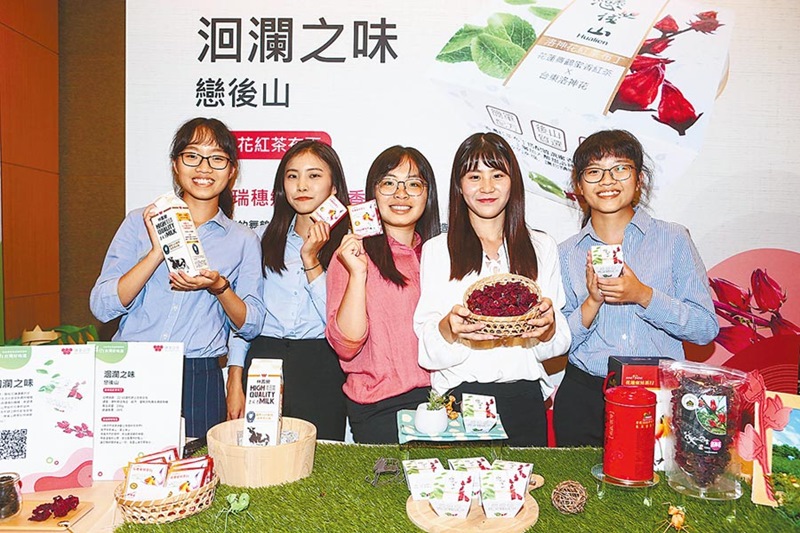 比賽模擬業界食品開發過程,直擊現場進行產地溯源、挖掘台灣好味道。圖為獲得佳作的「洄瀾之味」組。(鄧博仁攝)