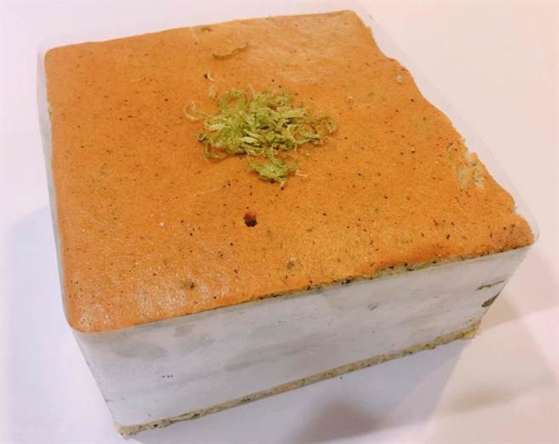 恆春瑪力手感烘焙坊以在地生產洋蔥,製作洋蔥起士蛋糕。(潘建志攝)
