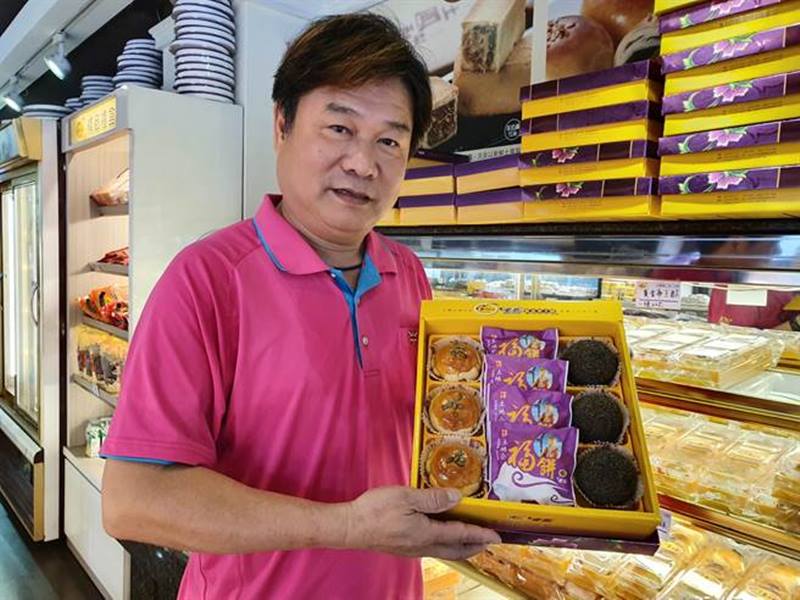「金蕎食品有限公司」董事長吳登茂研發的「黃金帝王酥」,口感香、Q、軟、酥、脆,各式糕點都可以任意搭配成禮盒,滿足消費者不同喜愛。(葉書宏攝)