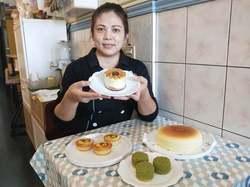 微甜森林老闆娘喬醒瑜表示,乳酪熟成呈現不同口感,建議分天品嘗。(陳淑娥攝)