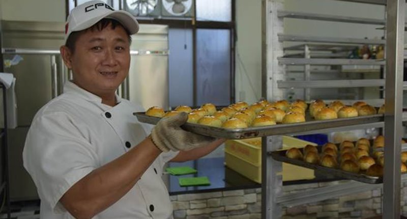 劉祐誠學習烘焙多年,擁有相關證照,重視原料及與顧客交流,使一些客人一嘗就成回頭客。(莊旻靜攝)