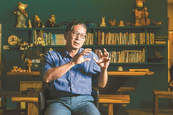 新故鄉文教基金會董事長廖嘉展談「Butterfly交響樂團」,對於支持台灣首支以鄉鎮力量扶持的交響樂團感到驕傲,但也因為經費籌措不易,感到傷神。(黃子明攝