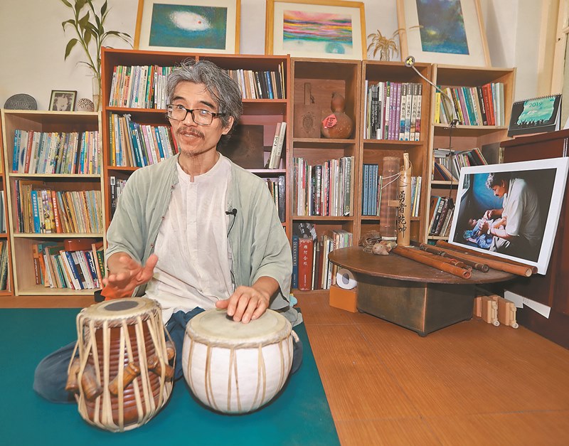 連欽發到印度修研瑜珈也涉略印度樂器演奏。(陳怡誠攝)