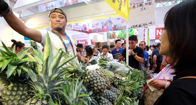 7月4日,2019年天津.台灣商品博覽會在梅江會展中心開幕,台灣水果受青睞。(中新社)