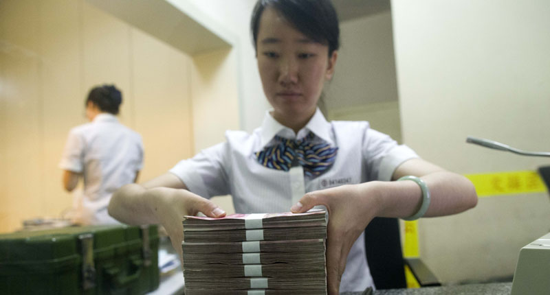大陸8月M2年增8.2%。圖為山西太原銀行工作人員清點貨幣。(中新社資料照片)