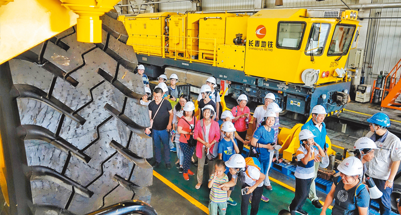 2017年6月10日,北京二七機車有限公司舉辦國企開放日主題活動,一百多名市民參觀這家有著120年歷史的國有企業。(新華社)