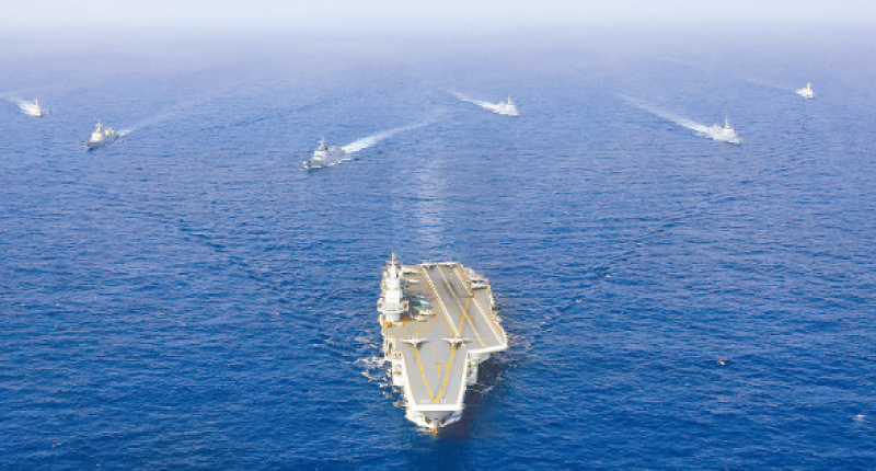 2018年4月執行遠海訓練任務的遼寧艦編隊。(中新社資料照片)