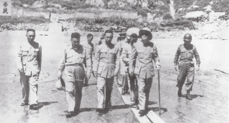 八二三炮戰期間,共軍向金門諸島發射47萬多發炮彈。圖為蔣中正當時赴金門前線視察。(本報系資料照片)