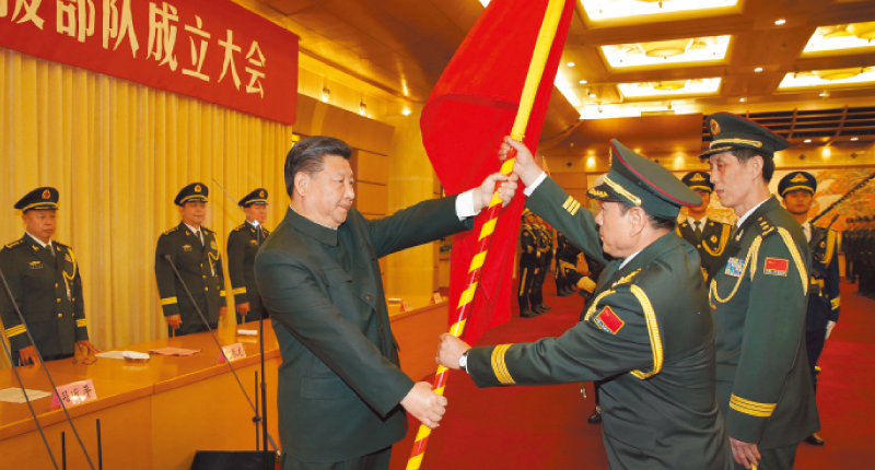 2015年12月31日,中共中央總書記、國家主席、中央軍委主席習近平向陸軍、火箭軍、戰略支援部隊授予軍旗並致訓詞。(新華社)